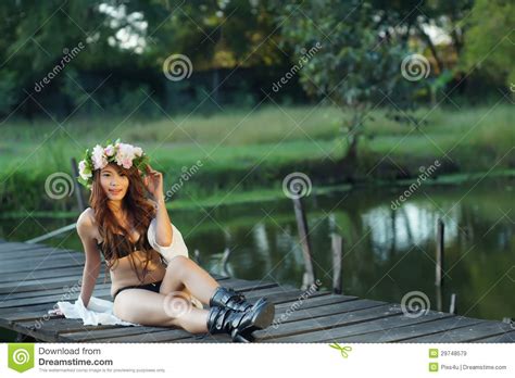Jonge Sexy Aziatische Vrouw In Zwarte Lingeriezitting Op Houten B Stock Afbeelding Afbeelding