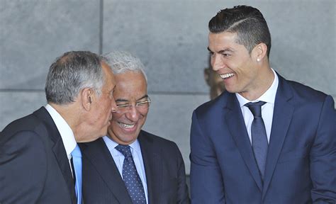 Marcelo rebelo de sousa entrevistou cristiano ronaldo, na sua casa em madrid, e os dois fintaram o tema futebol. El 'plantón' de Cristiano Ronaldo a Rebelo de Sousa y a ...