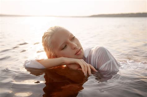 Nackte Nackte Sexy Frau Im Wasser Bei Sonnenuntergang Schöne Blonde Frau Mit Kurzen Nassen