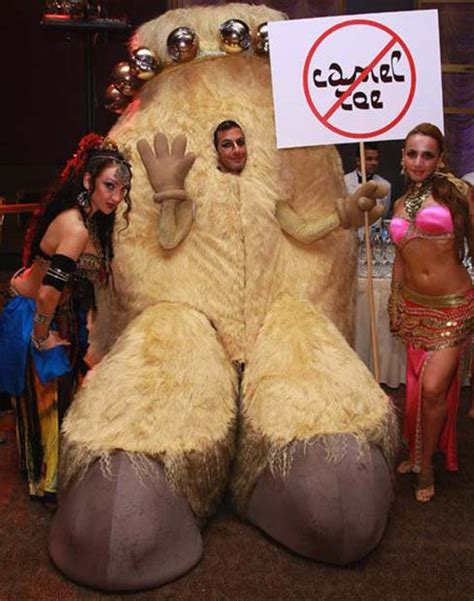 They did that on purpose so they could get him in the picture haha. Camel toe - Picture | eBaum's World