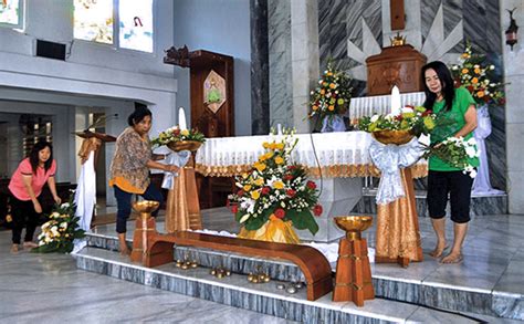 Selain itu juga fungsi yang lain adalah untuk membantu umat untuk menyelami keindahan dan keagungan tuhan yang hadir. Rangkaian Bunga Altar Gereja Katolik