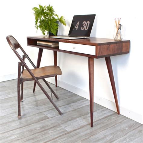 Full of architectural allure and nostalgic, handsome detail, it's an aesthetic that is timeless and sophisticated. DIY Mid-Century Modern Desk | Remodelaholic | Bloglovin'