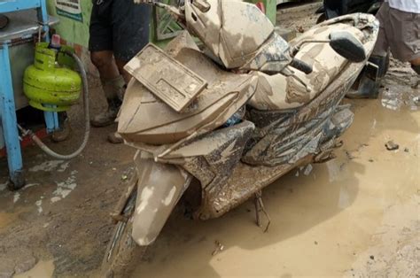 Maybe you would like to learn more about one of these? Kenali Ciri Motor Bekas Terendam Banjir, Enggak Perlu ...