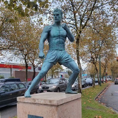 Maturo Brina Lada Statue Of Jean Claude Van Damme Indipendente Scurire