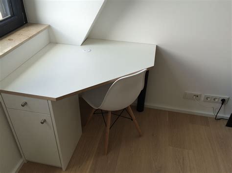 Hochwertige schreibtische von vitra, usm, thonet, moormann uvm. Kleiner maßgeschneiderter Schreibtisch für eine ...