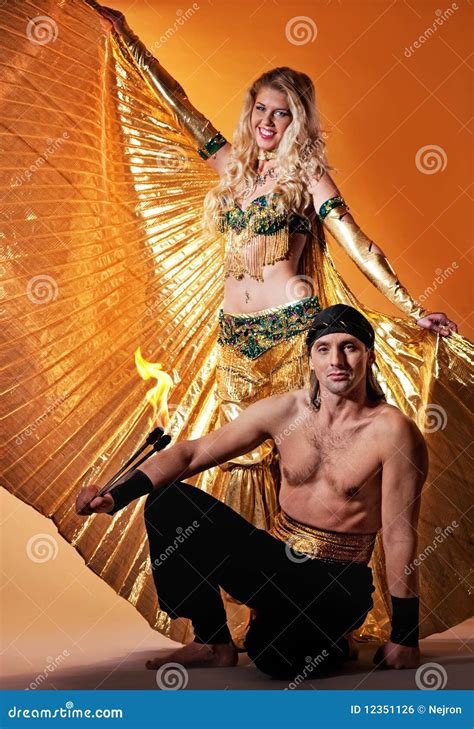 Arabischer Tänzer Mit Stattliche Männer Stockfoto Bild Von Schön Feuer 12351126
