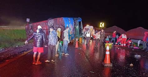 Al menos 2 muertos y 28 heridos deja volcadura de autobús en carretera