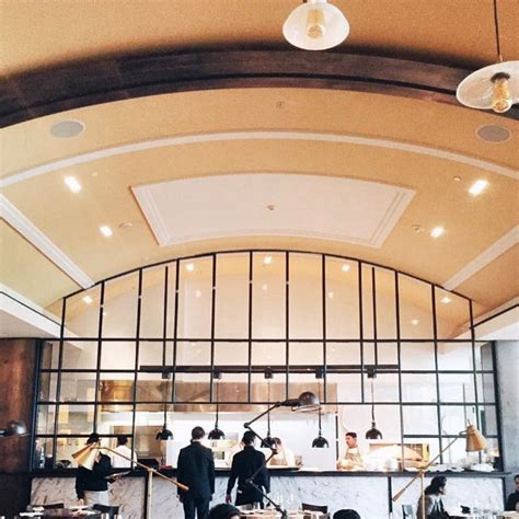 Charming and engaging, he creates an extremely vibrant atmosphere. Gordon Ramsay apre il suo nuovo ristorante a Dubay