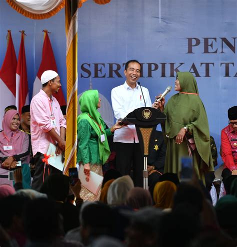 From wikipedia, the free encyclopedia. Senyum Tawa Presiden Jokowi Bersama Masyarakat Aceh - Aspek.id