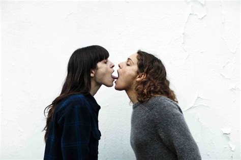 「舌の感触は？」「ナメクジみたい」親友同士でキスの練習 ヨルゴス・ランティモス製作・出演「アッテンバーグ」冒頭映像 映画ニュース 映画