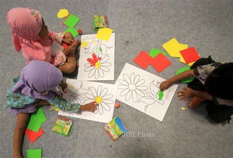 Buku mewarnai pintar menulis dan berhitung anak untuk paud dan tk. Gambar Kolase Paud