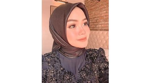 Dikabarkan Lepas Hijab Ini 7 Potret Transformasi Teny Amelia Putri