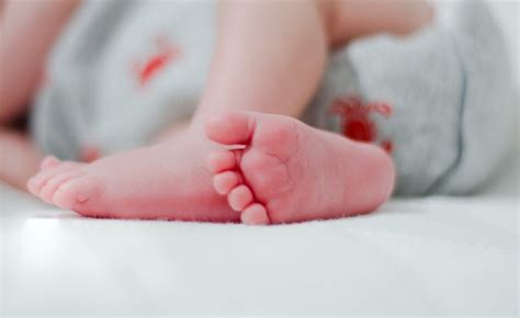 Padres Le Hacen Circuncisión A Su Bebé En Casa El Pequeño