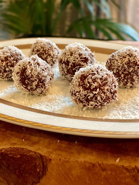 Aggiungiamo a questo punto la farina di cocco e mescoliamo con l'aiuto di un cucchiaio. Ricette: praline funzionali al cioccolato, cocco e ...