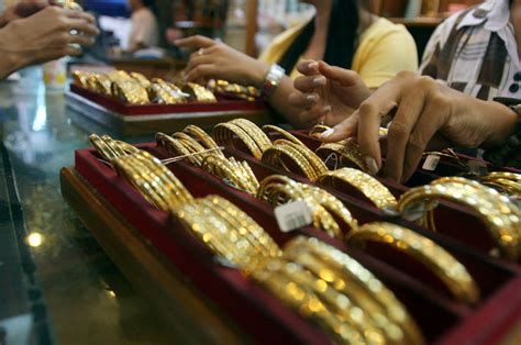 Gold is expected to trade at 1811.01 usd/t oz. Myanmar notes record high gold price | Mizzima Myanmar ...