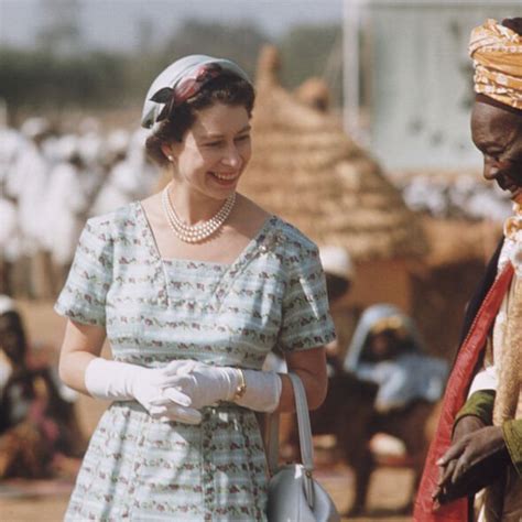 Queens Platinum Jubilee Portrait Features Monarch With ‘bold Halo Of