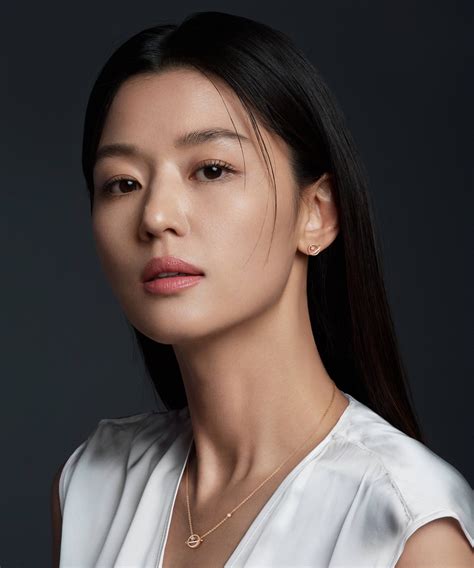 Jun Ji Hyun Showed Her Elegance And Sexiness In New Stonehenge Jewelry