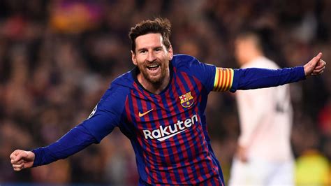 Argentinian soccer player lionel messi moved to spain at the age of 13. Lionel Messi sportif le mieux payé en 2019, selon Forbes
