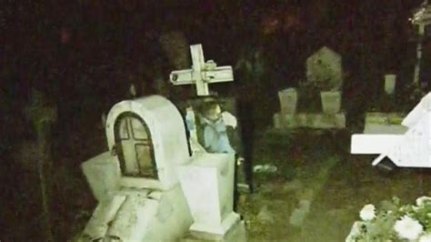 Ven El Fantasma De Una Niña Deambulando Por Cementerio Telemundo