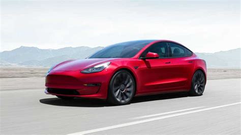 Uji Coba Tesla Model 3 Ini Pakai Panel Surya Dapat 10 Kilometer