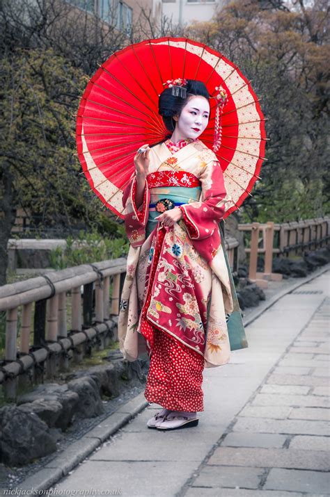 A Geisha Poses For My Photograph In Kyoto Гейша Японское кимоно
