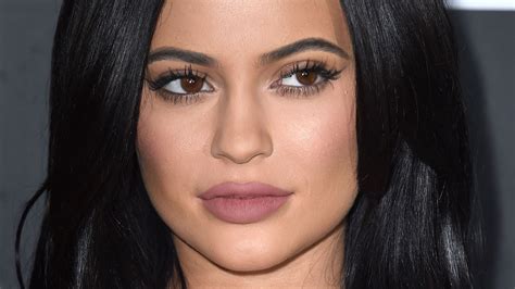 Kylie Jenners Makeup Artist Shares His Eyebrow Pencil Tips Glamour