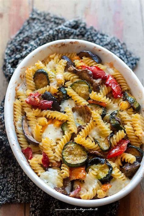 Sono buonissime e rendono questo primo completo e ricco di sapore! Pasta al forno vegetariana, light e veloce con verdure ...