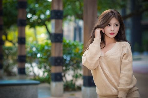 배경 화면 야외 여성 여자들 모델 피사계 심도 긴 머리 아시아 사람 구성하다 사진술 드레스 스웨터 유행