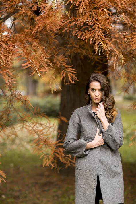 This chic hair color trend blew up a few years ago and isn't going anywhere anytime soon. Subtle highlights for dark brown hair: 4 Autumn hair ideas ...