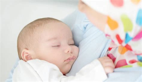 Cara Menggendong Bayi Baru Lahir Sesuai Usianya