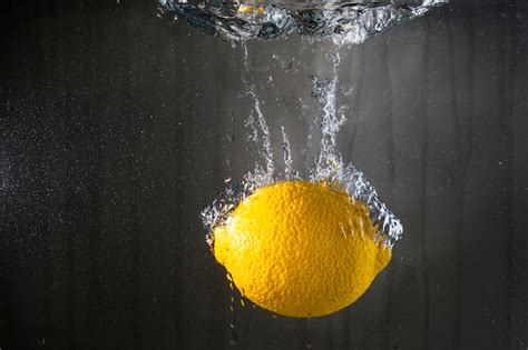 Free Photo Lemon Immersed In Water