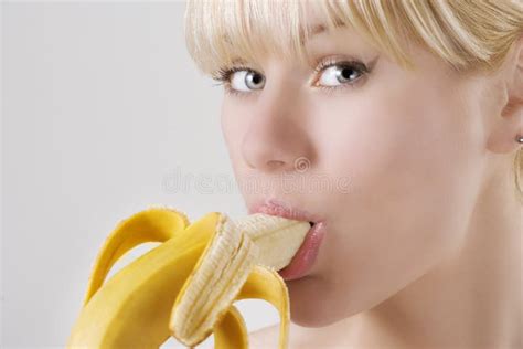 Frau Die Banane Isst Stockbild Bild Von Freundlich 12609173