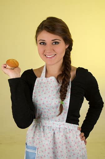 Cantik Wanita Muda Koki Koki Baker Mengenakan Celemek Foto Stok Unduh