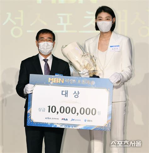 그동안 19살 연하의 연인과 결혼, 늦깎이 아빠, 31kg 폭풍 감량 등 소식만으로도 관심을 모은 '근황의 아이콘' 정재용이 오랜만에 예능 나들이에서 어떤 활약을 보여줄지 기대감이 고조되고 있다. 스포츠서울 - 포토 '배구 여제' 김연경, MBN 여성스포츠대상 수상 ...
