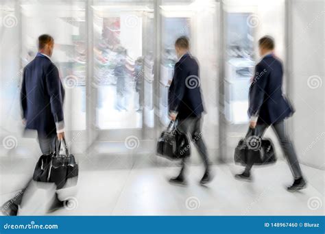 Grupo De Pessoas No Centro De Neg Cios Da Entrada Foto De Stock