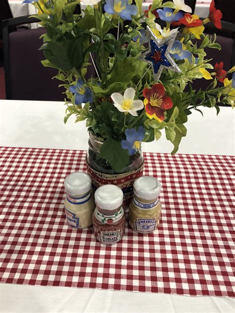 Patriotic table centerpiece for a picnic party | Picnic party, Table