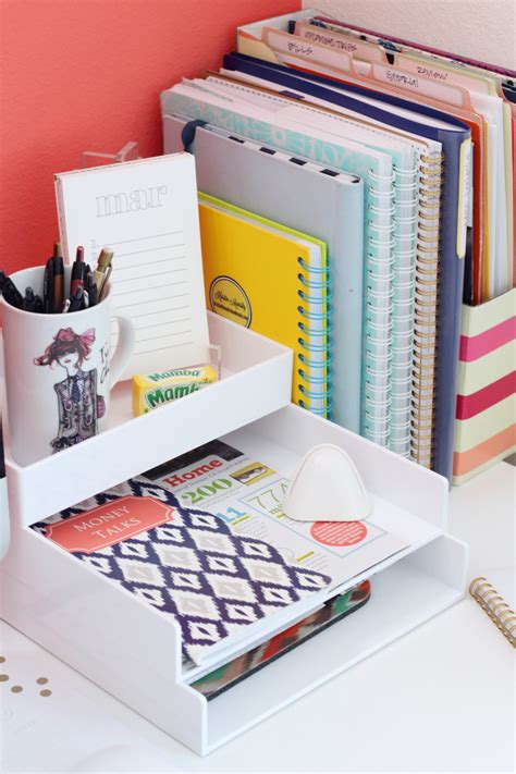 All Kinds Of Cute Yet Simple Desk And Office Organizing Going On Here