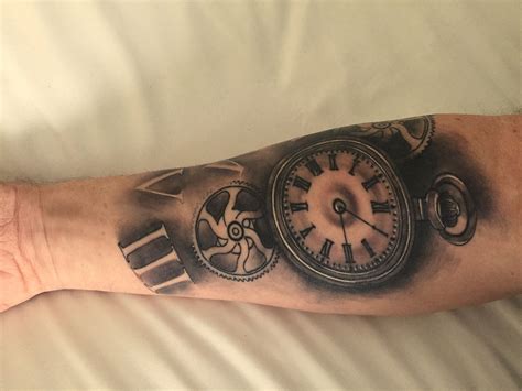 A clock tattoo designs could symbolize a perpetual adoration. Old clock vintage réaliste tatouage pocket watch tattoo ...