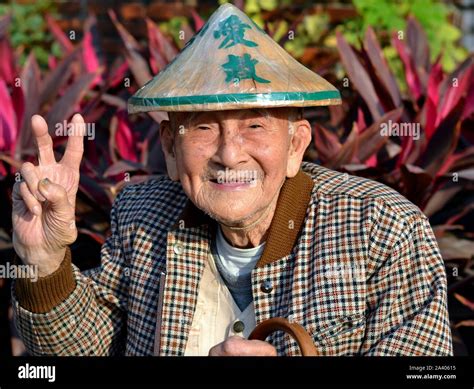 Viejo Y Frágil Taiwaneses Hombre Viste Un Sombrero De Paja Cónico