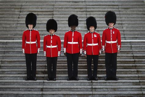 things to do in london buckingham palace queens guard british army uniform