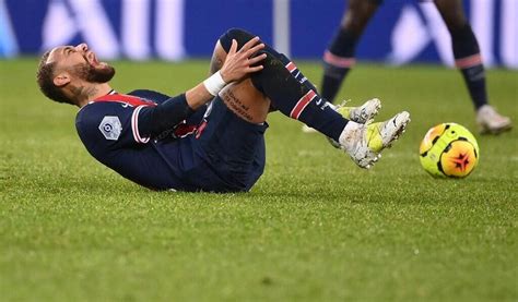 Neymar Blessure Lyon PSG Neymar Sort En Pleurs Sur Blessure A Six