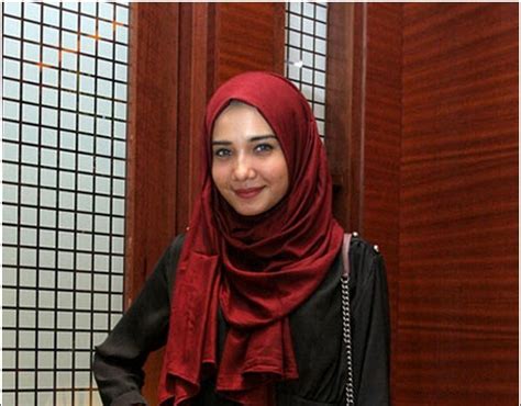 7 koleksi baju muslim gamis warna hitam terbaik 2018 via gambarbusanamuslim.net. Warna Baju Maroon Cocok Dengan Kerudung Warna Apa - Tips Mencocokan