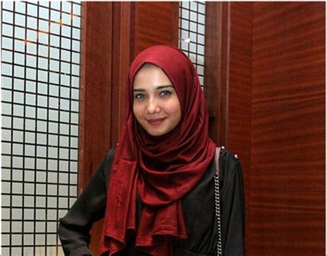 Namun berikut adalah contoh beberapa padu padan warna jilbab dengan baju kuning yang bisa kamu coba. Warna Baju Maroon Cocok Dengan Kerudung Warna Apa - Tips ...