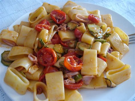 Check spelling or type a new query. La ricetta della calamarata, specialità delle tavole del Sud