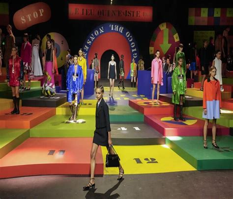 Dior Keluarkan Koleksi Busana Warna Warni Di Paris Fashion Week