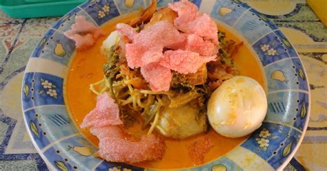 Lemper is an indonesian savoury snack made of glutinous rice filled with seasoned shredded chicken, fish abon or serundeng.the specific lemper filled with seasoned shredded chicken is called lemper ayam (lit: Mengintip Sarapan Pagi yang Disukai Orang di Padang ~ Uda ...