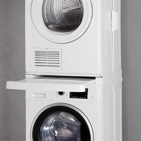 Pour intégrer la machine à laver le linge dans la salle de bains ou dans une buanderie, sont disponibles un meuble bas fermé ou bien une colonne. Comment superposer une machine à laver et un sèche-linge