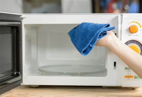 Nettoyer son micro - onde 5 astuces magiques de grand-mère