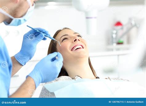 mujer con sonrisa perfecta en una oficina del dentista imagen de archivo imagen de cuidado