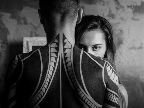 fotos gratis persona en blanco y negro fotografía tatuaje pareja monocromo espalda